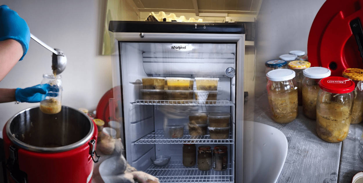 „Dobro się gotuje” w Pułtusku. Kto stoi za pełną lodówką?