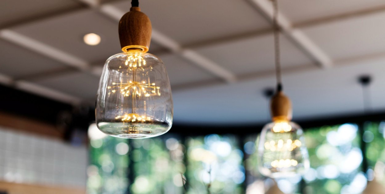 Lampy wiszące we wnętrzach – jak jedno źródło światła potrafi całkowicie zmienić c