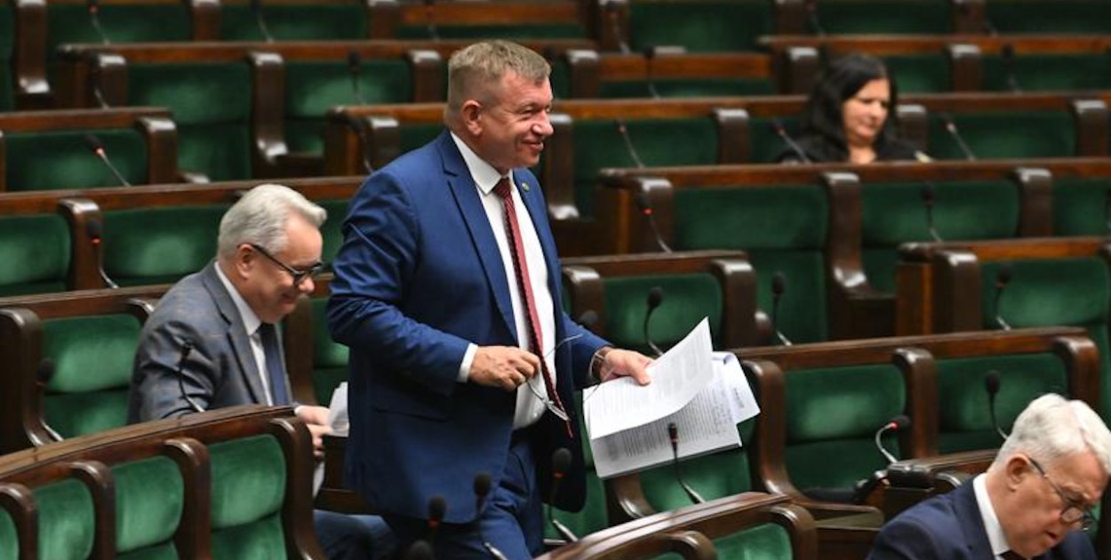 Posłowie dostali więcej