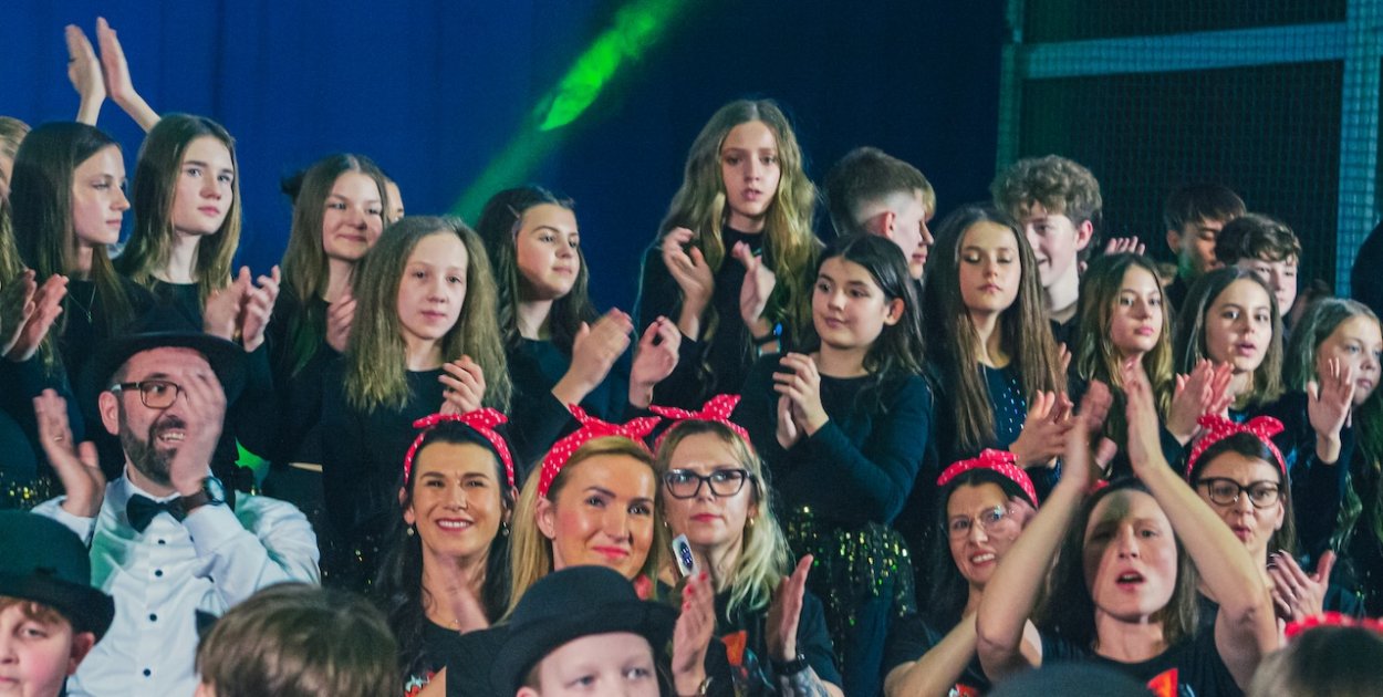 Pułtusk jak Rio! Uczniowie PSP 4 rozgrzali scenę do czerwoności