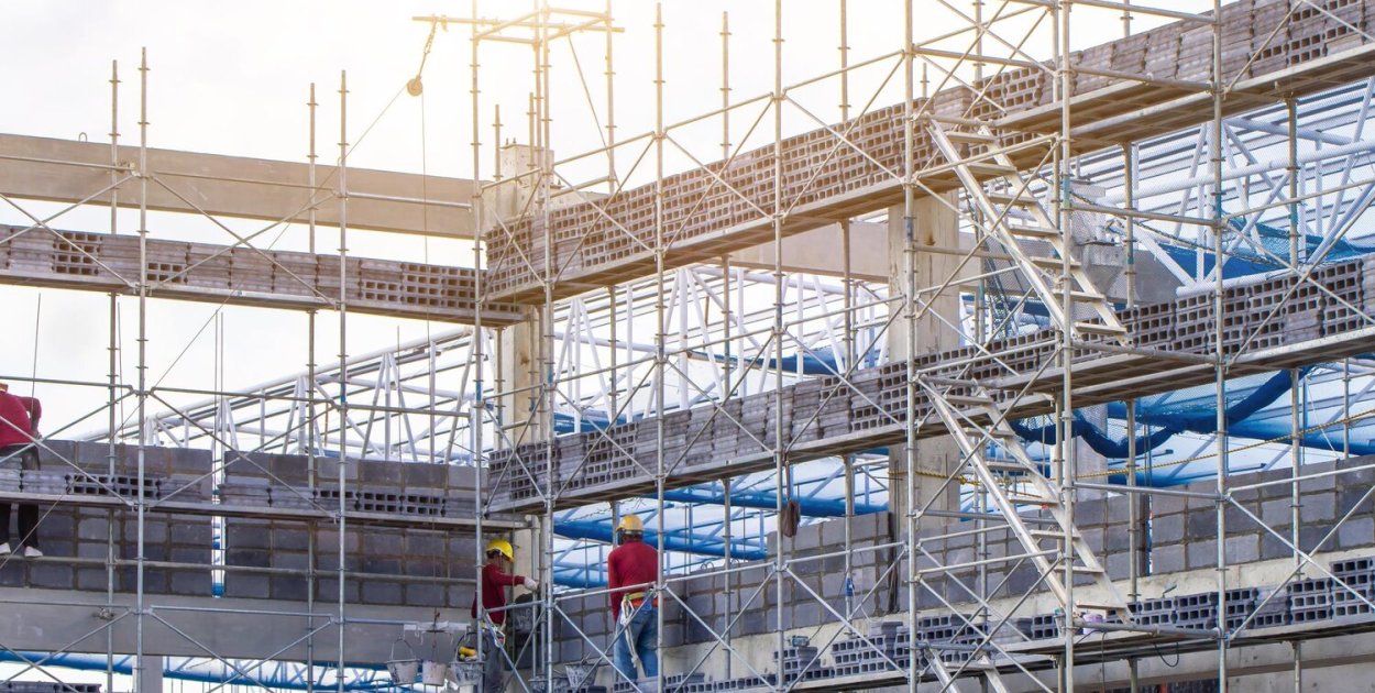 Jak prawidłowo montować rusztowania budowlane krok po kroku?