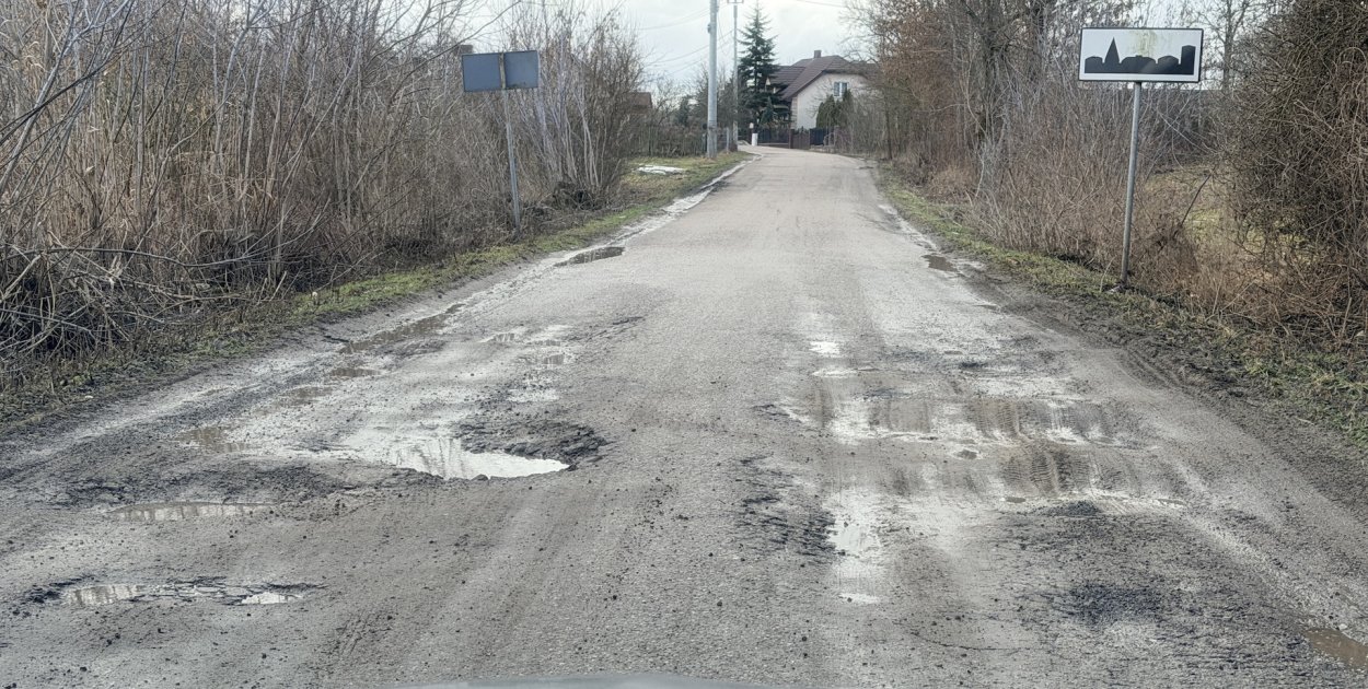 Po zimie wyszły dziury. Zobacz, co dzieje się na drogach powiatu