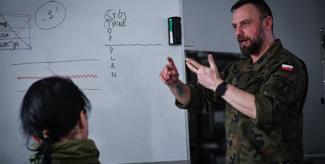 Weszli do lodowatej wody i walczyli dalej. Tak szkoli się WOT