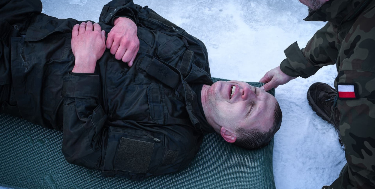 Weszli do lodowatej wody i walczyli dalej. Tak szkoli się WOT