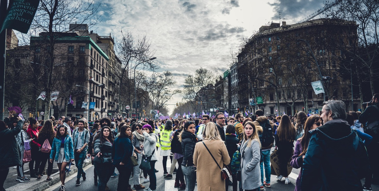 Weekendowe utrudnienia w Warszawie spowodowane zgromadzeniami i przemarszami