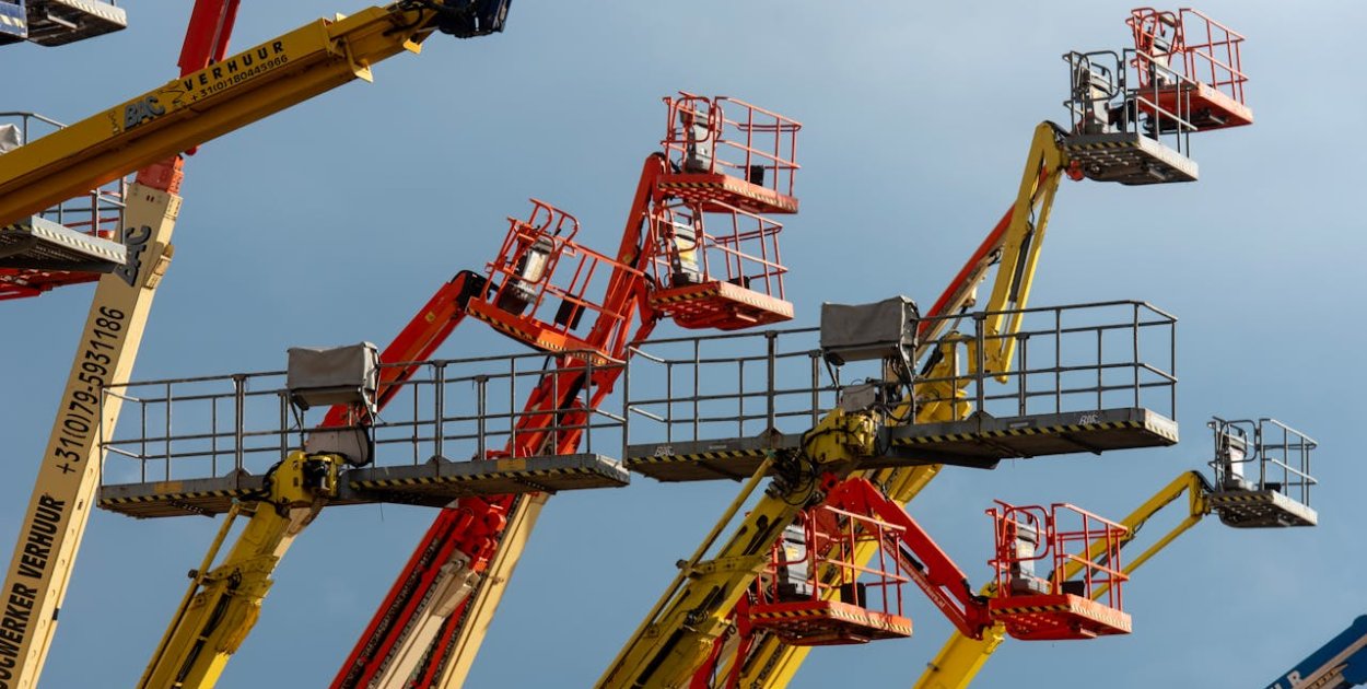 Do których prac lepiej wynająć podnośnik koszowy?