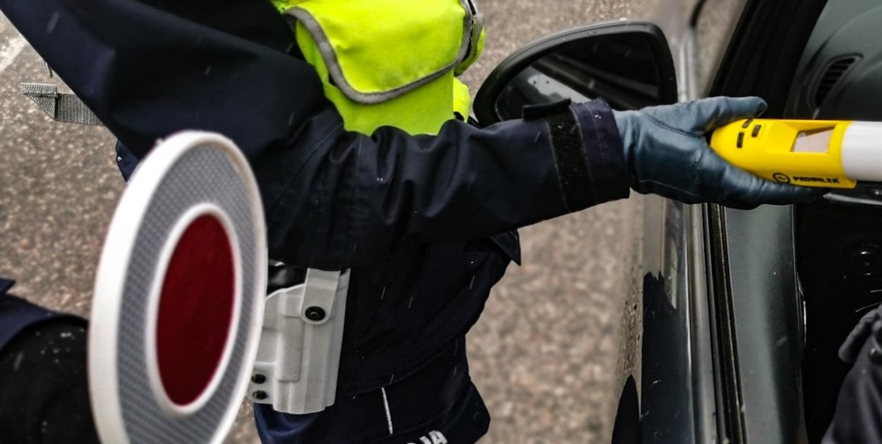 Świadkowie wybili szybę! Kierowca „spał” na skrzyżowaniu