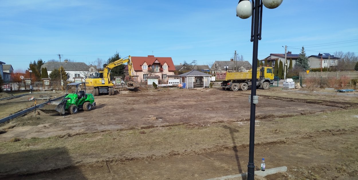 Ogrodzenie, alejki, zieleń… Obryte zmienia teren przy urzędzie