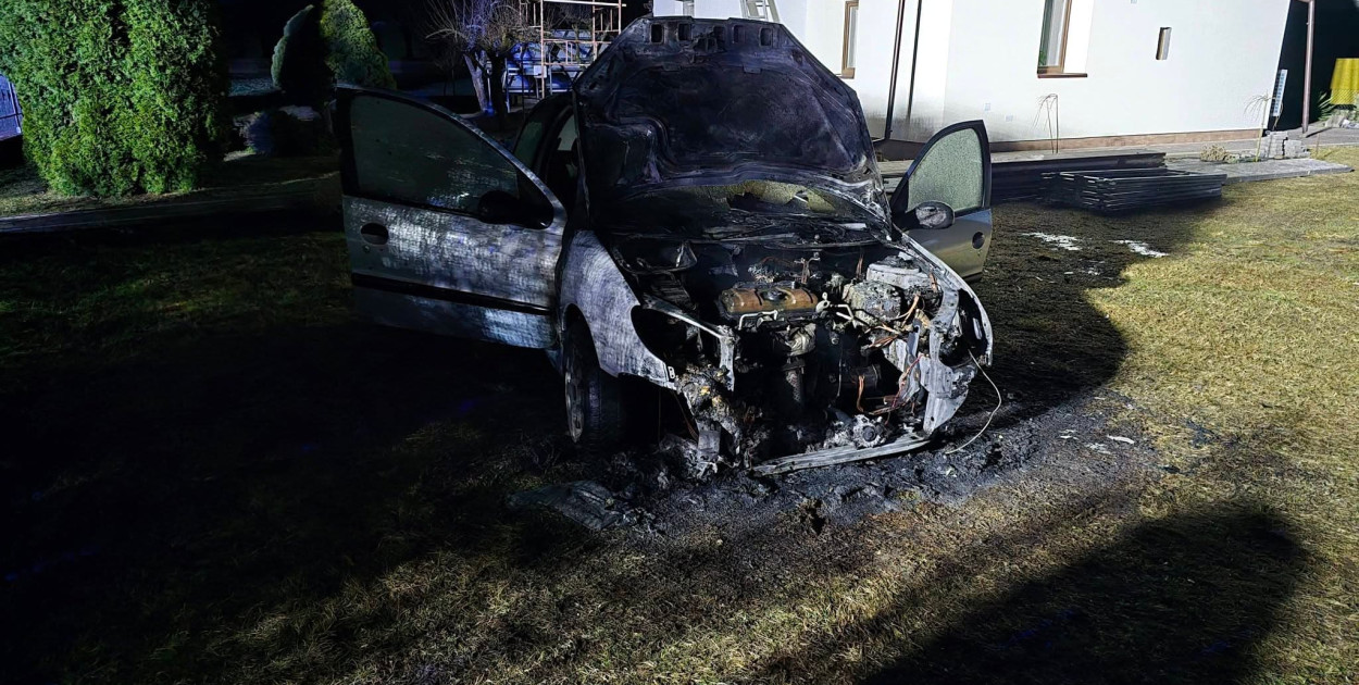 Płonące auto w środku nocy! Interweniowały dwa zastępy