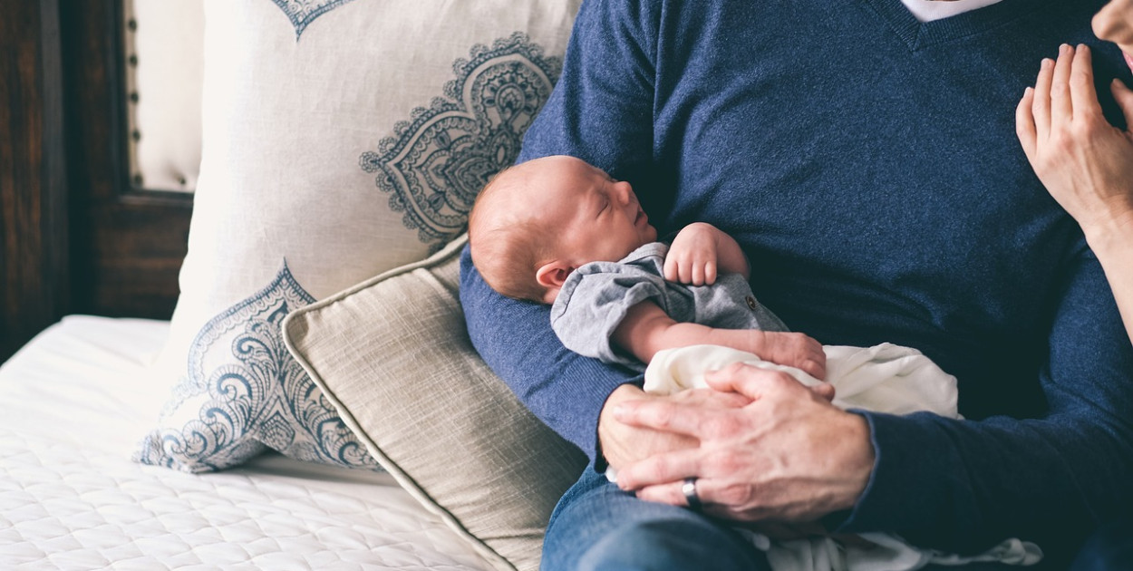 Maleje liczba ojców na urlopie ojcowskim, wzrasta na rodzicielskim