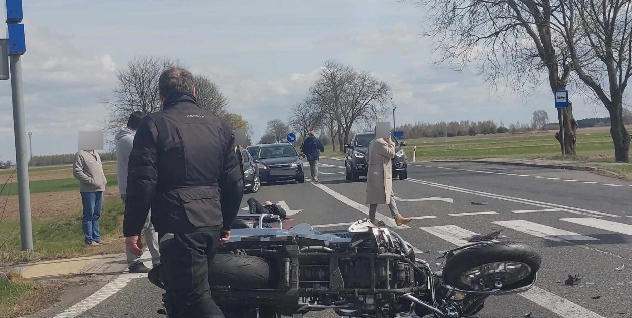 Groźny wypadek w Popowie! Motocyklem jechała urzędniczka z Pułtuska