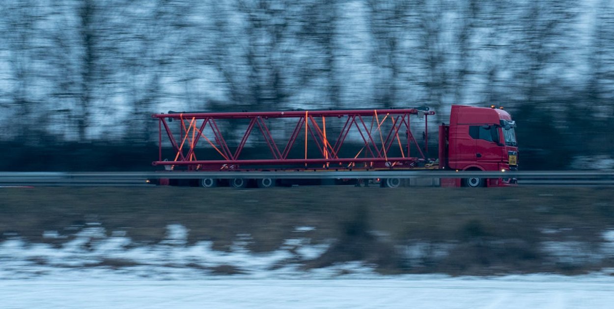 Przyczepy niskopodwoziowe – korzyści i zastosowanie w różnych branżach